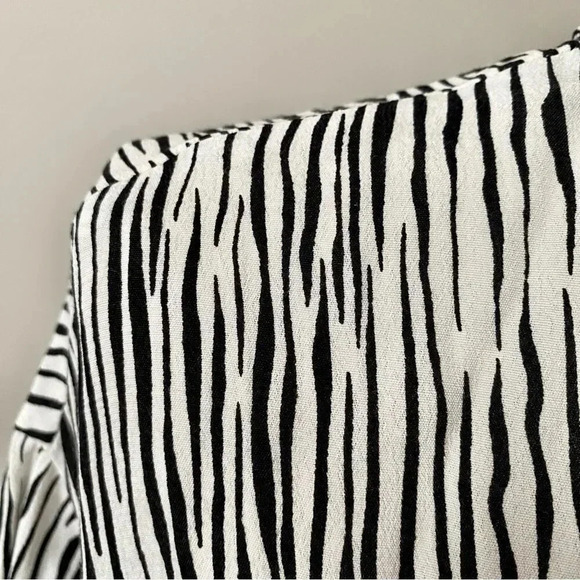 Three Dots Zebra Print Tie Front Button Down Blouse Black White High Low Hem L - Picture 12 of 15